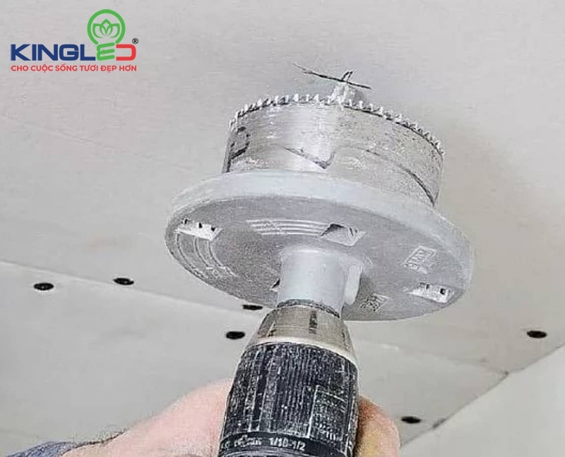 Nên dùng mũi khoét có bộ điều chỉnh đường kính lỗ khoét